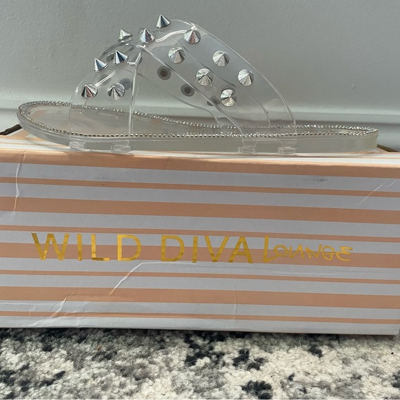 Wild Diva Shoes - Wild diva lounge sandal, size 6 brand new in box with label